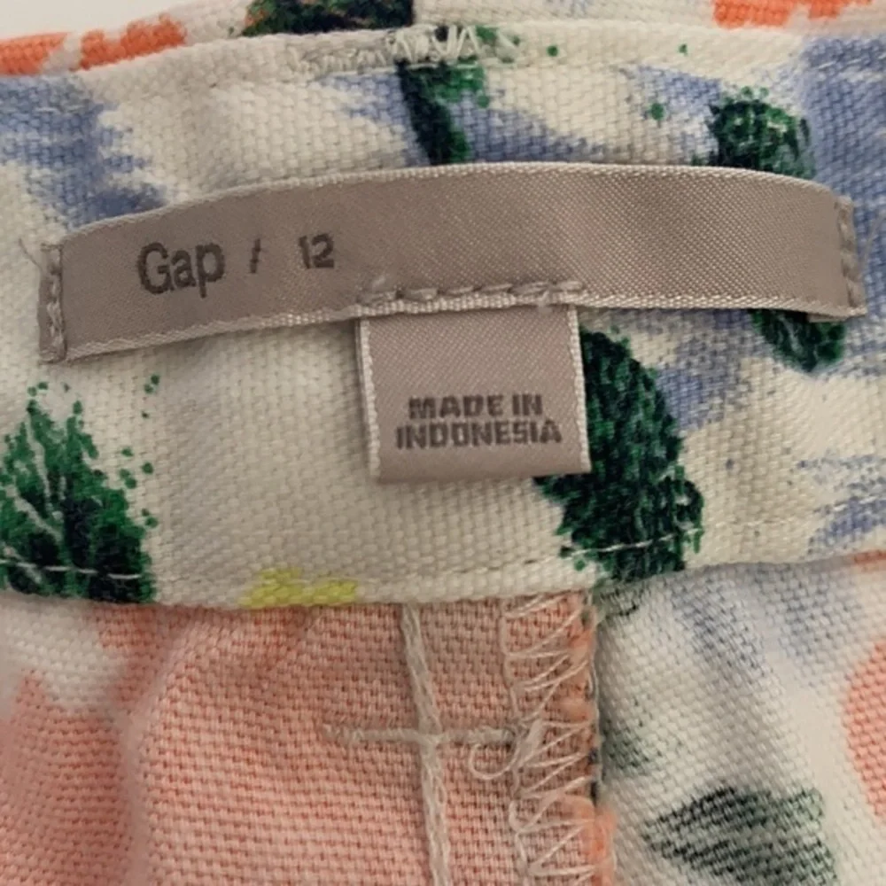 GAP City Shorts White Floral Mid Rise Size 12 EUC